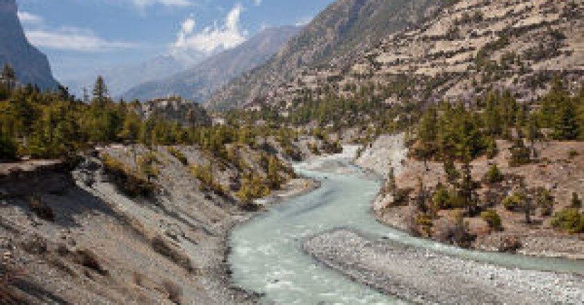 800px-Marsyangdi_valley_near_Pisang-300x200.jpg