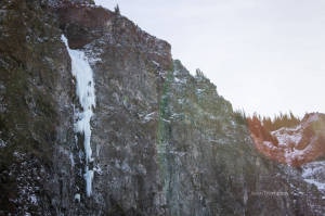 Conrad Anker e Kris Erickson scalano The Nutcracker, Hyalite Canyon, Montana (www.jthompsonphotography.com @jt_photo)