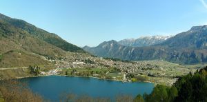 Levico e il lago (photo Luca Lorenzi wikipedia)