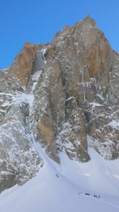Coda sulla Rebuffat alla Nord Ovest della Tour Ronde (foto Ezio Marlier)