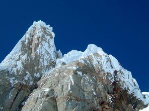 Cerro Torre Ovest, a destra il Colle della speranza, di profilo la via dei Ragni (foto Luca Maspes)