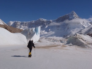 Mick Fowler nell'avvicinamento alla Est del San Lorenzo (Photo courtesy of www.es-on-ice.co.uk)