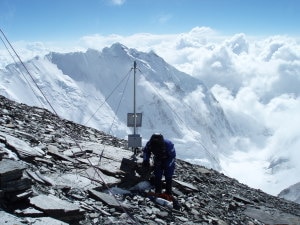 Everest, 8000 metri di quota: la stazione installata da EvK2Cnr a Colle Sud nell'ambito del progetto Share è la più alta stazione meteo sulla superficie del pianeta e fornisce preziosissimi dati a terra agli studi internazionali sul cambiamento climatico.