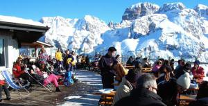 rifugio_doss_del_sabion (photo campigliodolomiti.it)