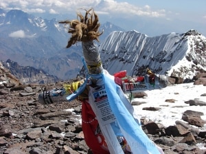 Aconcagua-Cumbre-Cruz-e-veduta-della-pared-Sud-photo-courtesy-http-www.argentinasmountains.com_.ar_-300x224.jpg