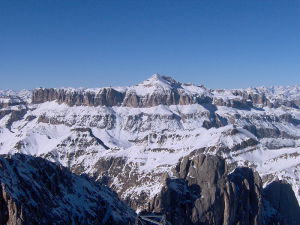 Il-Pizzo-Boè-e-il-Gruppo-Sella-dalla-Marmolada-photo-William-Domenichini-wikipedia-commons-300x225.jpg