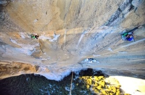 Tommy Caldwell sulla Dawn Wall (photo courtesy of Tommy Caldwell facebook - Photo @brettlowell)