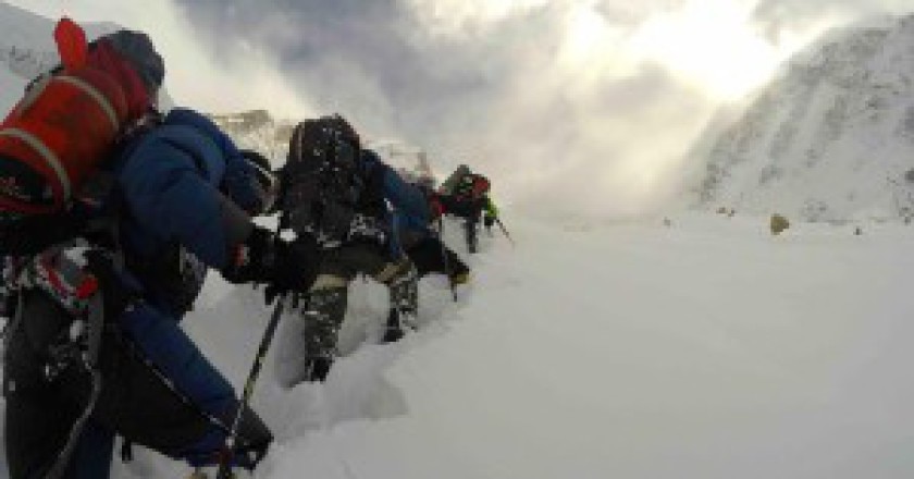 Alpinisti-in-salita-verso-campo-1-del-Nanga-Parbat-photo-Alex-Txikon-pagina-facebook-300x208.jpg