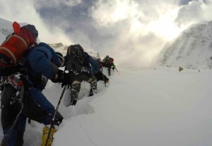 Alpinisti-in-salita-verso-campo-1-del-Nanga-Parbat-photo-Alex-Txikon-pagina-facebook-300x208.jpg