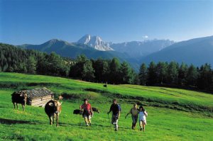 Escursione-di-gruppo-photo-courtesy-wanderblog.vitalpina.info_-300x199.jpg