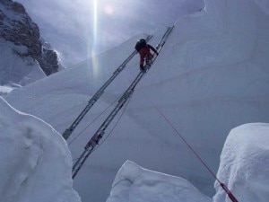 Photo of Everest, si cambia tutto: permessi meno cari e nuova via di salita dopo la tragedia dei 16 sherpa
