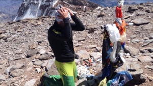 Nico-Valsesia-in-cima-allAconcagua-foto-Mattia-Torraco-300x169.png