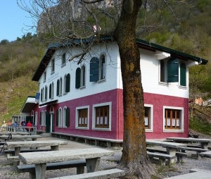 Capanna-alpinisti-monzesi-300x254.jpg
