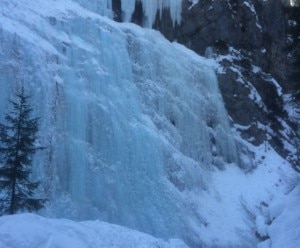 cascata-della-cattedrale-photo-corrierealpi.gelocal.it_-300x248.jpg