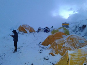 Campo-base-sotto-la-neve-phoho-Lhotse-Expedition-2015-300x225.jpg