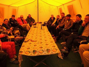 Gli-alpinisti-al-Makalu-in-riunione-decidono-di-chiudere-le-spedizioni-photo-Adrian-Hayes-facebook-300x225.jpg