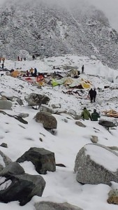 Il campo base dopo il disastro (foto Annalisa Fioretti - A 8000 metri e oltre pagina facebook)