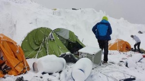 Le-immagini-del-campo-base-dopo-il-disastro-foto-Annalisa-Fioretti-A-8000-metri-e-oltre-pagina-facebook-300x169.jpg