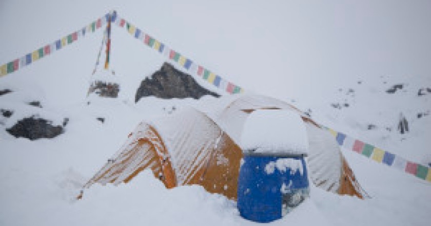Neve-al-campo-base-photo-Carlos-Soria-Bbva-expedition-300x200.jpg