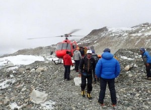 Photo of Everest, iniziati i recuperi in elicottero ai campi alti. Tweet agghiaccianti: fate presto o moriranno in molti.