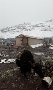 La facciata del lodge crollata a Lobuche