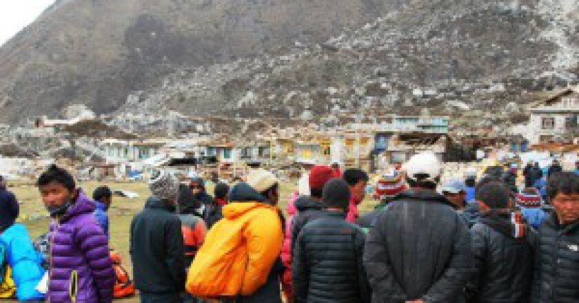 Paesi-completamente-distrutti-dal-terremoto-in-Nepal-foto-Piergiorgio-Rosati-facebook-300x201.jpg