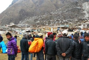 Paesi-completamente-distrutti-dal-terremoto-in-Nepal-foto-Piergiorgio-Rosati-facebook-300x201.jpg