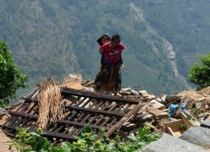Un-villaggio-distrutto-dal-terremoto-in-Nepal-Photo-AFP-Prakash-Mathema-300x217.jpg