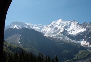 Monte-Bianco-visto-dal-treno-che-porta-alla-via-normale-francese-foto-Franco56-wikipedia-commons-300x205.jpg