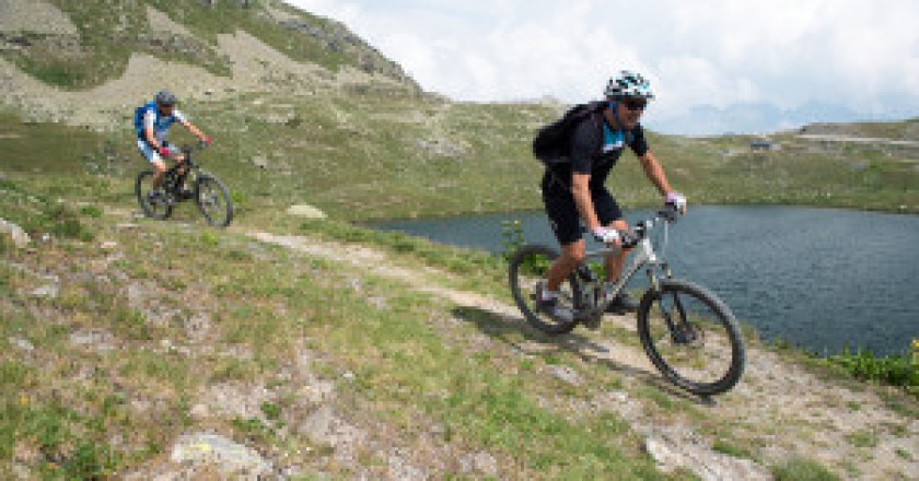 Foto-sentiero-con-bikers-300x200.jpg