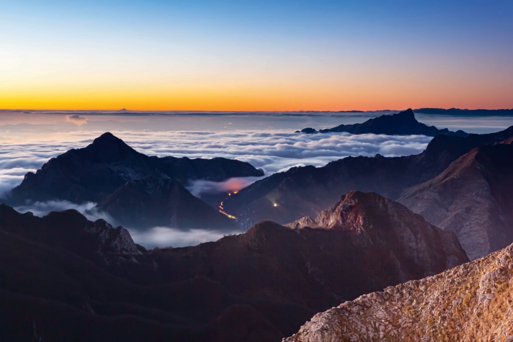 La Pania della Croce emerge dal mare di nubi; in lontananza, sulla destra, il Monte Sagro. A sinistra, sulla linea dell’orizzonte, si scorge – minuscola – la piramide del Monviso. Foto di Giovanni Fatighenti