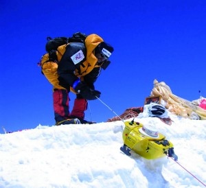 24 maggio 2004 - Alex Busca della spedizione K2 2004 con il georadar in vetta all'Everest @Foto repertorio
