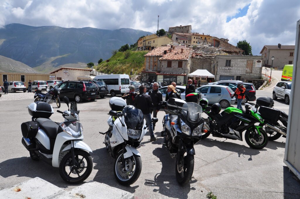 Castelluccio, turisti e rovine