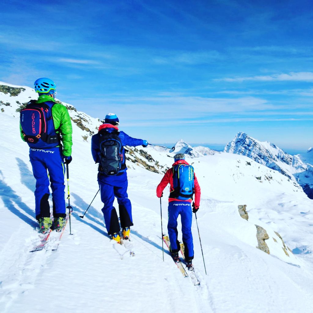 Un momento della scelta dei set, sul Monte Rosa di Freerideparadise Alagna Valsesia, dove è stato girato il videotutorial dedicato allo scialpinismo base.