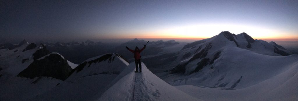 Alba sulla Cima del Castore (Monte Rosa), Agosto 2018. Nella foto il mio cliente Matteo Patti. Foto @ Simone Origone