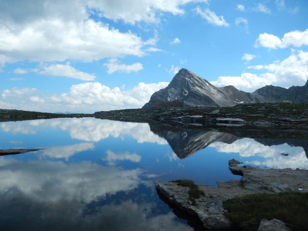 Il monte Chersogno si specchia nel lago Camoscere. Foto @ Sergio Macario