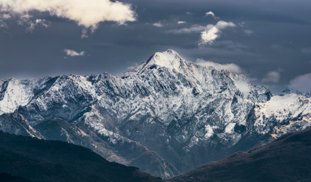 Monte Altissimo visto da Montemarcello (foto Andrea Bertini)
