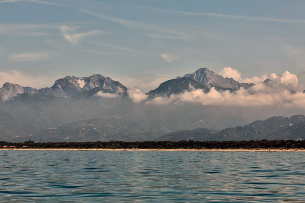 Monte Altissimo a sinistra e Pania della Croce a destra dal MARE (foto Paolo Bolla)