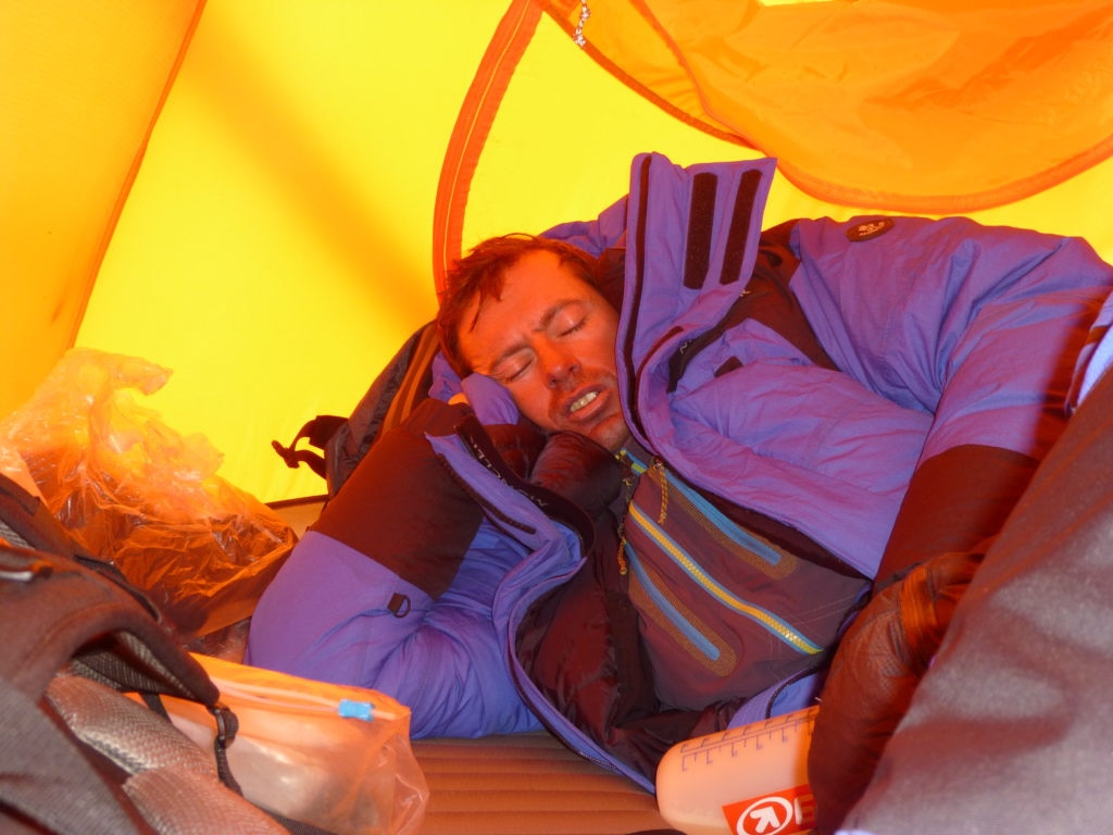 Simone Origone dorme in tenda durante la spedizione al K2 2014