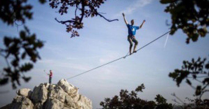 Slackline-ANSA-EPA-2a1223208e228b1c71f3272a781c34cd-300x200.jpg