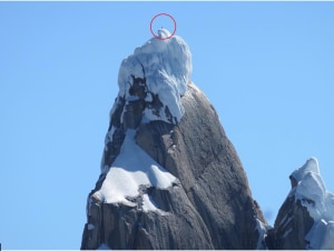 Nel cerchio rosso ... fotografato sulla Torre Egger da Korra Pesce 