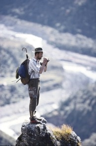 Lo zoologo Sandro Lovari durante una missione in Nepal.