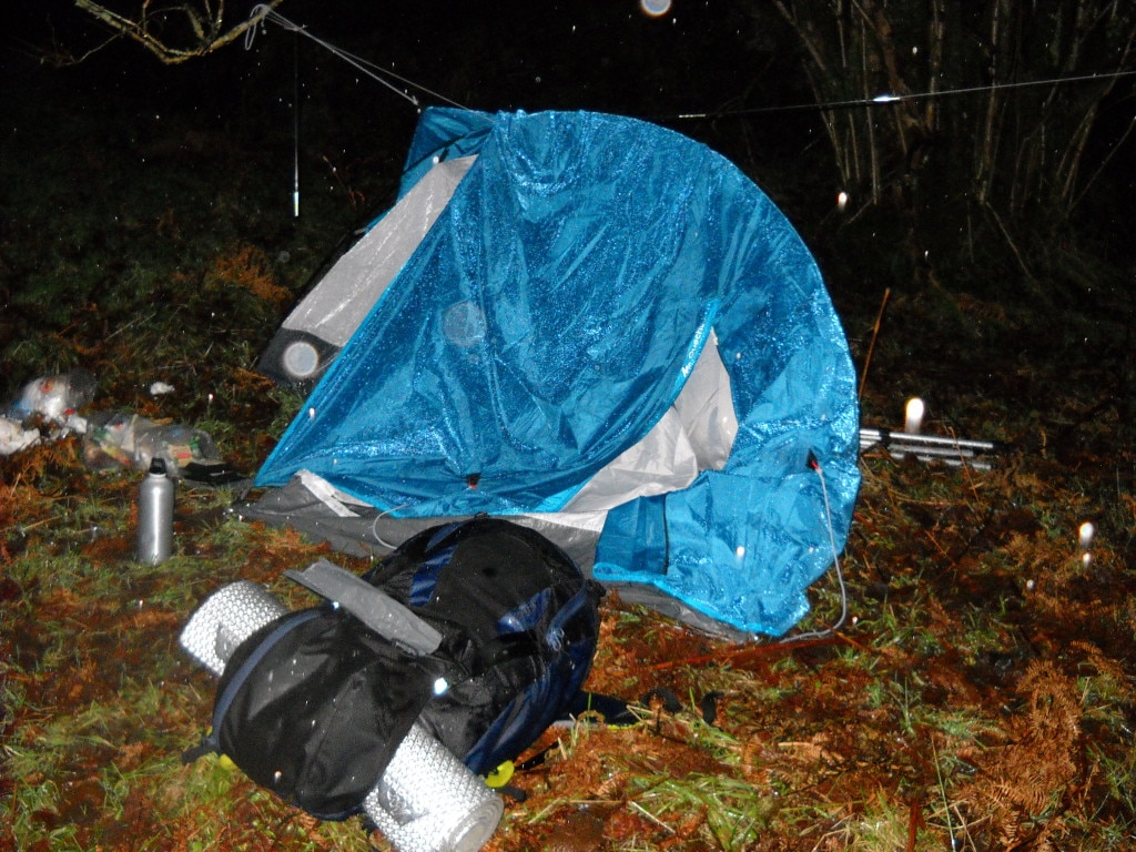 La tenda malmessa dopo la caduta