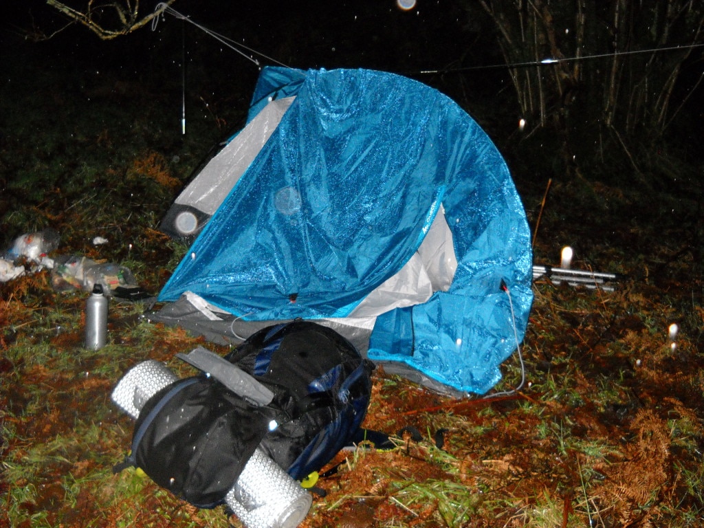 La tenda malmessa dopo la caduta