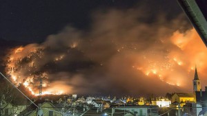 Le-fiamme-sulla-montagna-sopra-il-paese-di-Villette-300x169.jpg