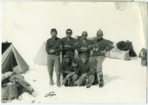 I membri della spedizione al Monte McKinley: Jack Canali, Gigi Alippi, Romano Perego, Luigi Airoldi e Annibale Zucchi e Riccardo Cassin. Photo courtesy repubblica.it