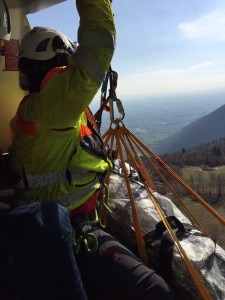 Le foto dei soccorsi prestati al paracadutista. Photo courtesy Soccorso Alpino e Speleologico Veneto 
