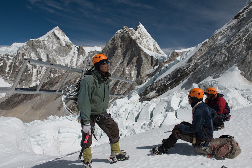 Photo of Everest: valanghe a Sud e problemi logistici a Nord