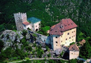 Arroccato sulla collina di Juval nella splendida Val Venosta, svetta Castel Juval. Nel maniero trova spazio il museo che Reinhold Messner ha voluto dedicare al mito della montagna. Photo messner-mountain-museum.it