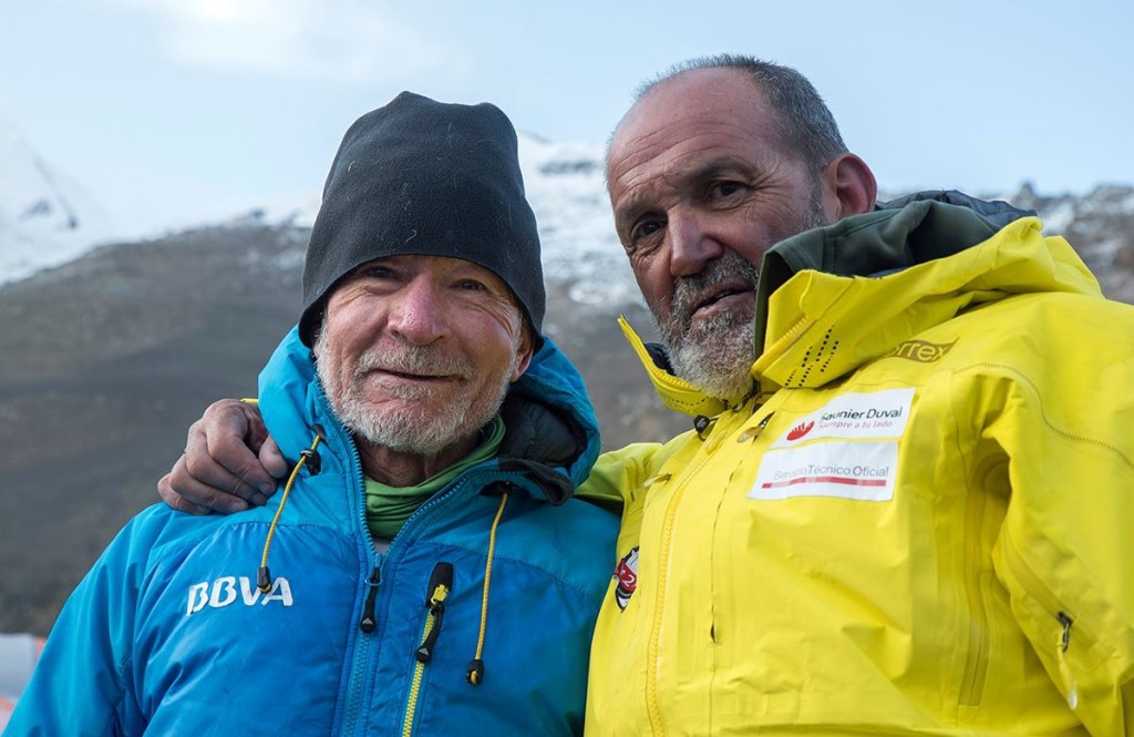 Carlos Soria e Juanito Oiarzabal al campo base del Dhaulagiri. Photo courtesy Carlos Soria facebook page